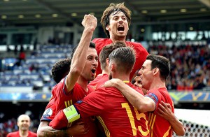 epa05361758 Spain players celebrate after scoring the 1-0 goal during the UEFA EURO 2016 group D preliminary round match between Spain and Czech Republic at Stade Municipal de Toulouse in Toulouse, France, 13 June 2016. (RESTRICTIONS APPLY: For editorial news reporting purposes only. Not used for commercial or marketing purposes without prior written approval of UEFA. Images must appear as still images and must not emulate match action video footage. Photographs published in online publications (whether via the Internet or otherwise) shall have an interval of at least 20 seconds between the posting.) EPA/VASSIL DONEV EDITORIAL USE ONLY