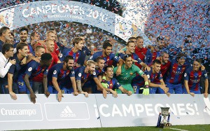 epa05494521 FC Barcelona's players celebrate with the trophy their victory against the Sevilla FC after the Spanish Super Cup second leg soccer match at Camp Nou Stadium in Barcelona, Spain, 17 August 2016. EPA/ANDREU DALMAU