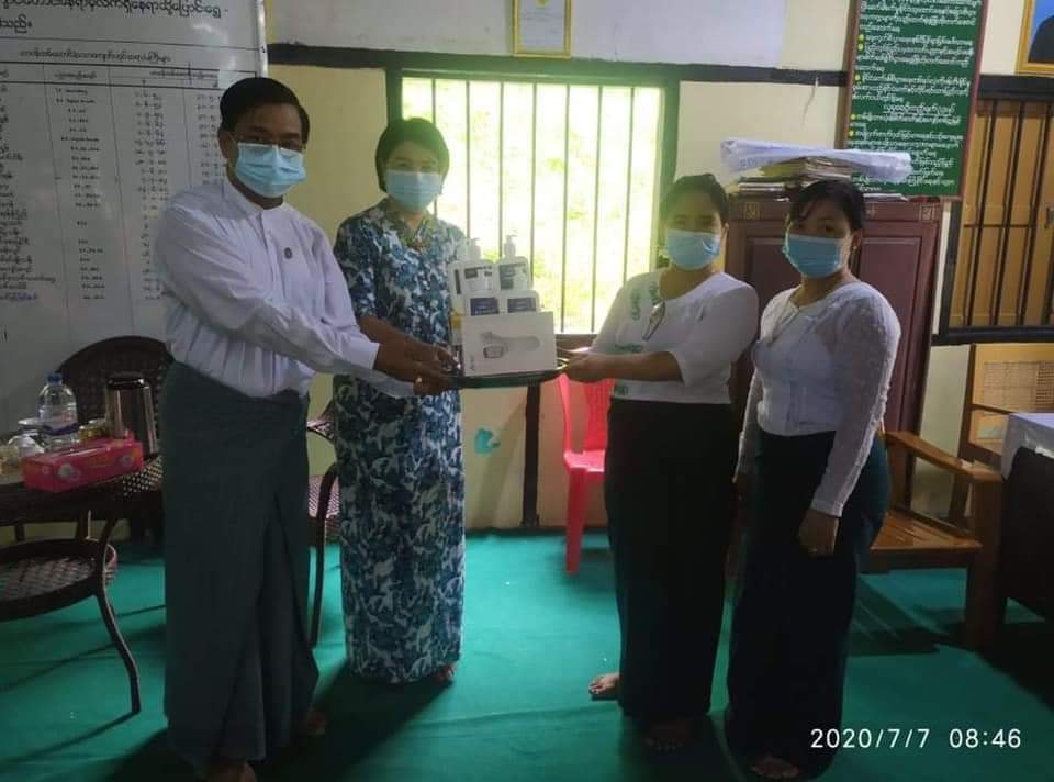 ျပည္ခိုင္ၿဖိဳးပါတီ ဗဟုိအတြင္းေရးမွဴး ဦးပုိက္ေထြးမွ ကံမၿမိဳ႕နယ္ အထက္တန္းေက်ာင္းတြင္ Covid – 19 ေရာဂါ ကာကြယ္ေရးပစၥည္းမ်ား လွဴဒါန္း