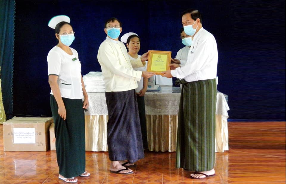 ျပည္ေထာင္စုၾကံ႕ခိုင္ေရးႏွင္႕ဖြံ႔ၿဖိဳးေရးပါတီဒုတိယဥကၠ႒ဦးလွထြန္း ေက်ာက္ပန္းေတာင္းၿမိဳ႕နယ္ေဆး႐ံုသို႔ PPE ႏွင့္ Mask မ်ား လွဴဒါန္း