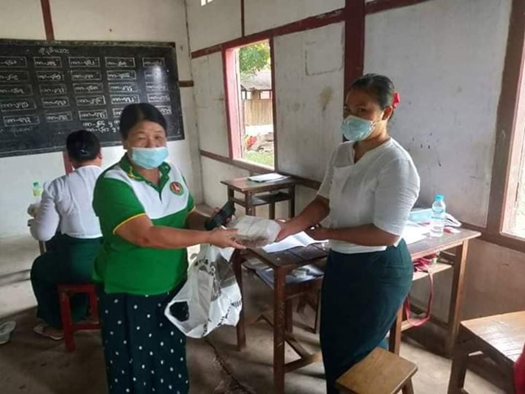 မိုးေမာက္ၿမိဳ႕နယ္ျပည္ခိုင္ၿဖိဳးပါတီမွ Grade-10 သင္တန္းမွ ဆရာ ဆရာမမ်ားအား ထမင္းဘူးမ်ား လွဴဒါန္း