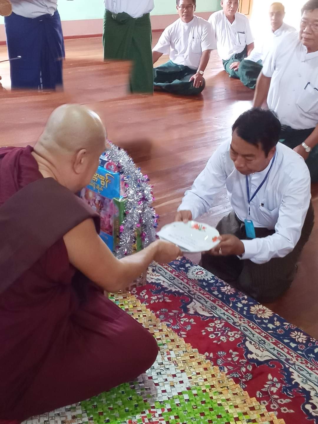 ပါတီဗဟိုအလုပ္အမႈေဆာင္ စစ္ကိုင္းတိုင္းေဒသႀကီး တာဝန္ခံ ဦးျမင္႕စိုး ဝန္းသိုၿမိဳ႕နယ္ရွိ ဆရာေတာ္မ်ားအား လွဴဖြယ္ ပစၥည္းမ်ား ဆက္ကပ္လွဴဒါန္း