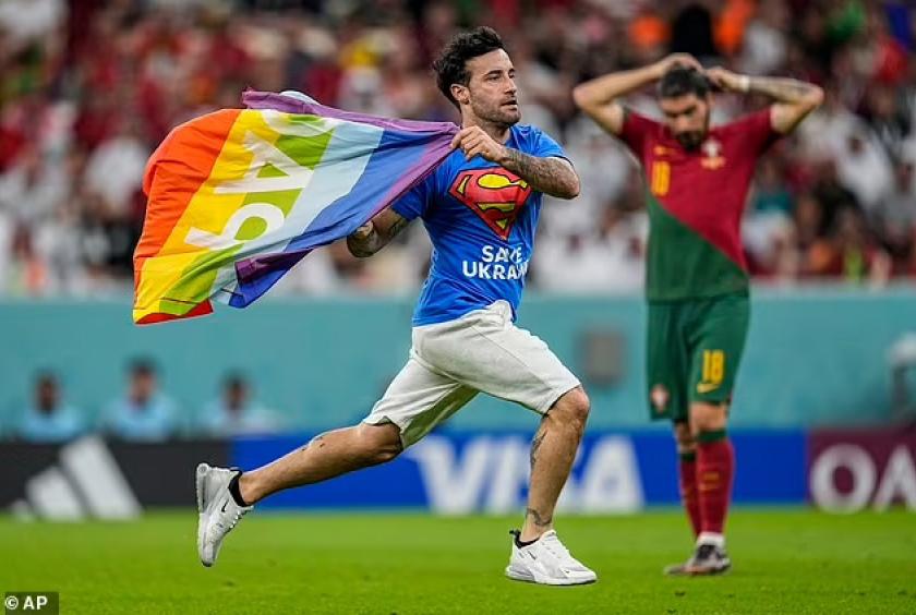 ပေါ်တူဂီ-ဥရုဂွေးပွဲတွင် LGBT အလံကိုကိုင်ကာ ကွင်းအတွင်း ချိုးဖောက်ဝင်ရောက်ခဲ့သည့် အမျိုးသားပရိသတ် အရေးယူခံရမည်မဟုတ်